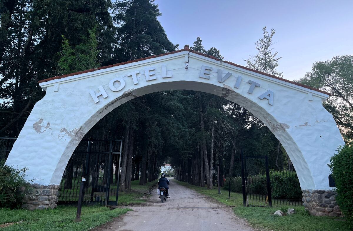 El acceso al hotel, desde ruta 5. (La Voz)