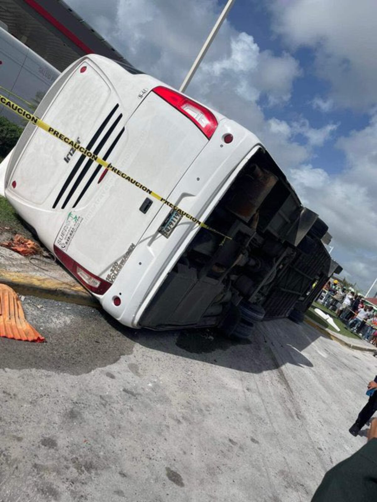 El micro que volcó en Punta Cana
