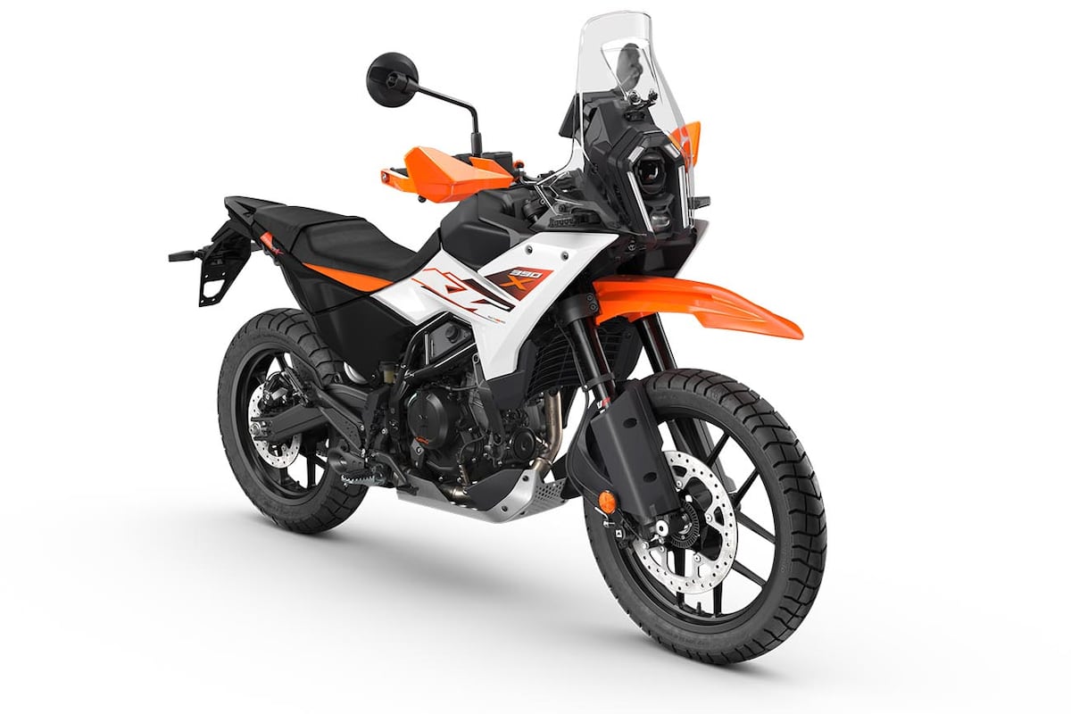 La 390 Adventure X llega como la puerta de entrada al universo trail de KTM. Es una moto ágil, accesible y pensada para quienes quieren dar su primer paso en los viajes y la aventura.