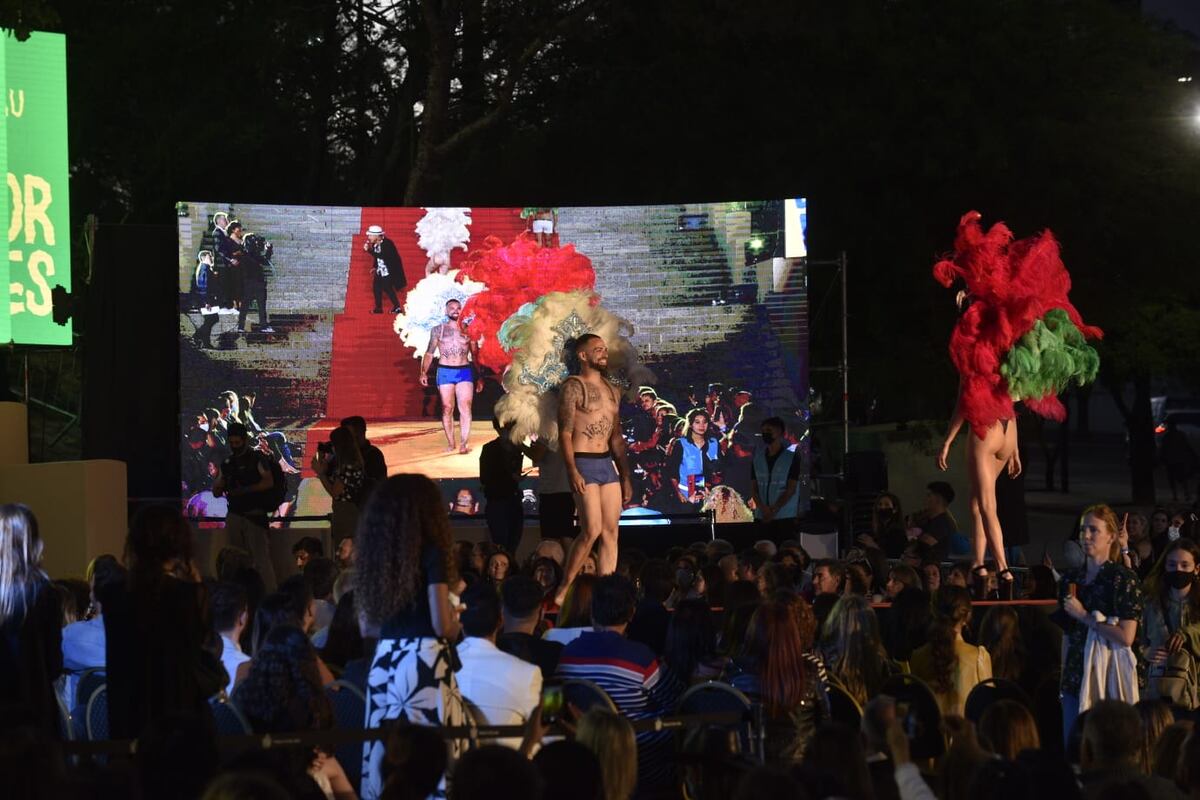 El Desfile Real se lleva a cabo en las escalinatas del Parque Sarmiento. (Facundo Luque)