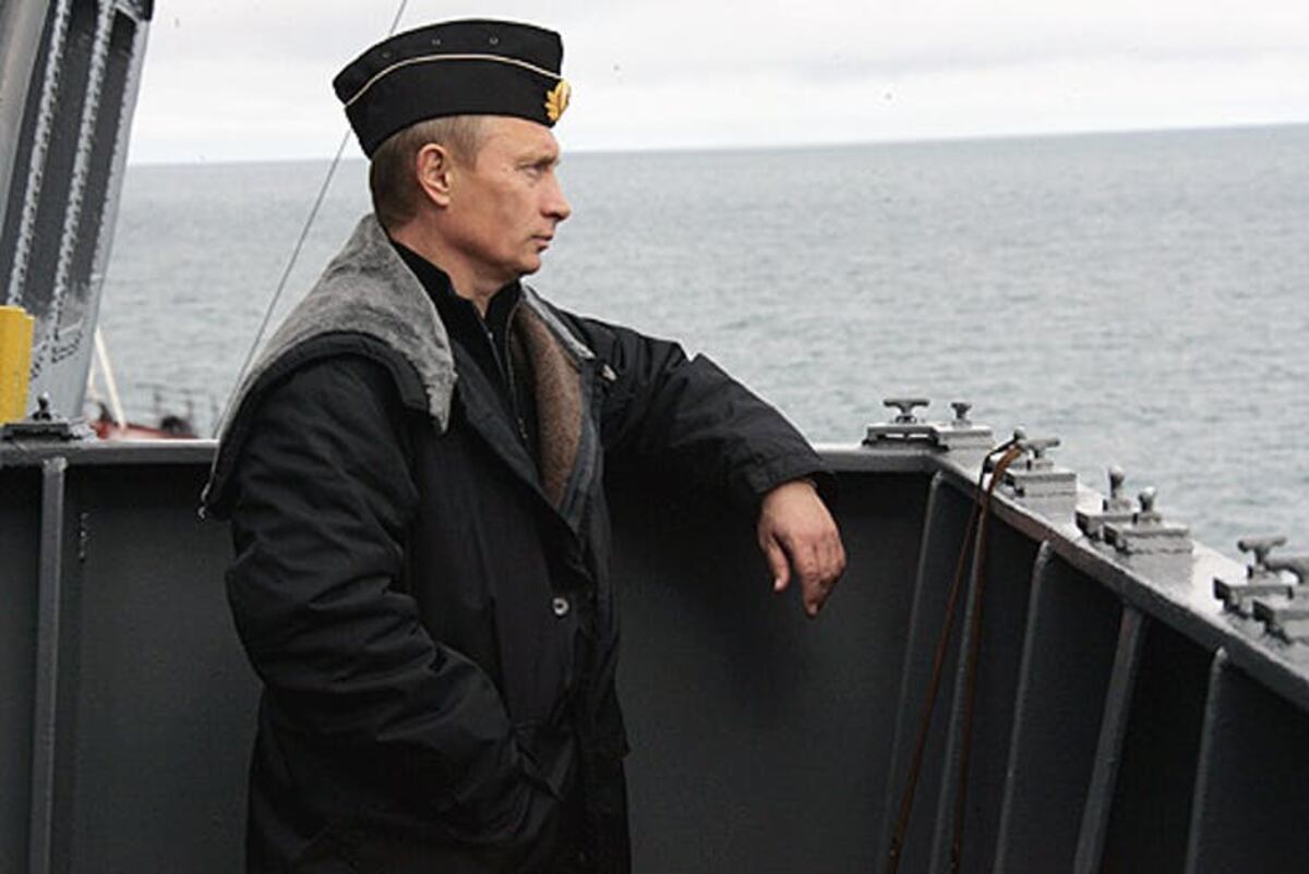 Vladimir Putin en un crucero de guerra en 2005. Wikimedia Commons / Kremlin.ru, CC BY