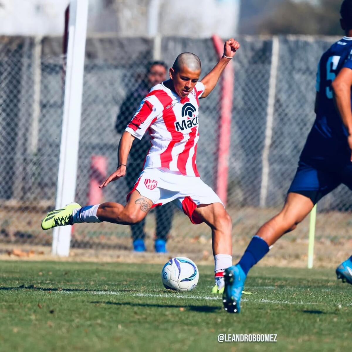 Tomás Peralta en las inferiores de Instituto. (@LeandroBGomez / Prensa IACC).