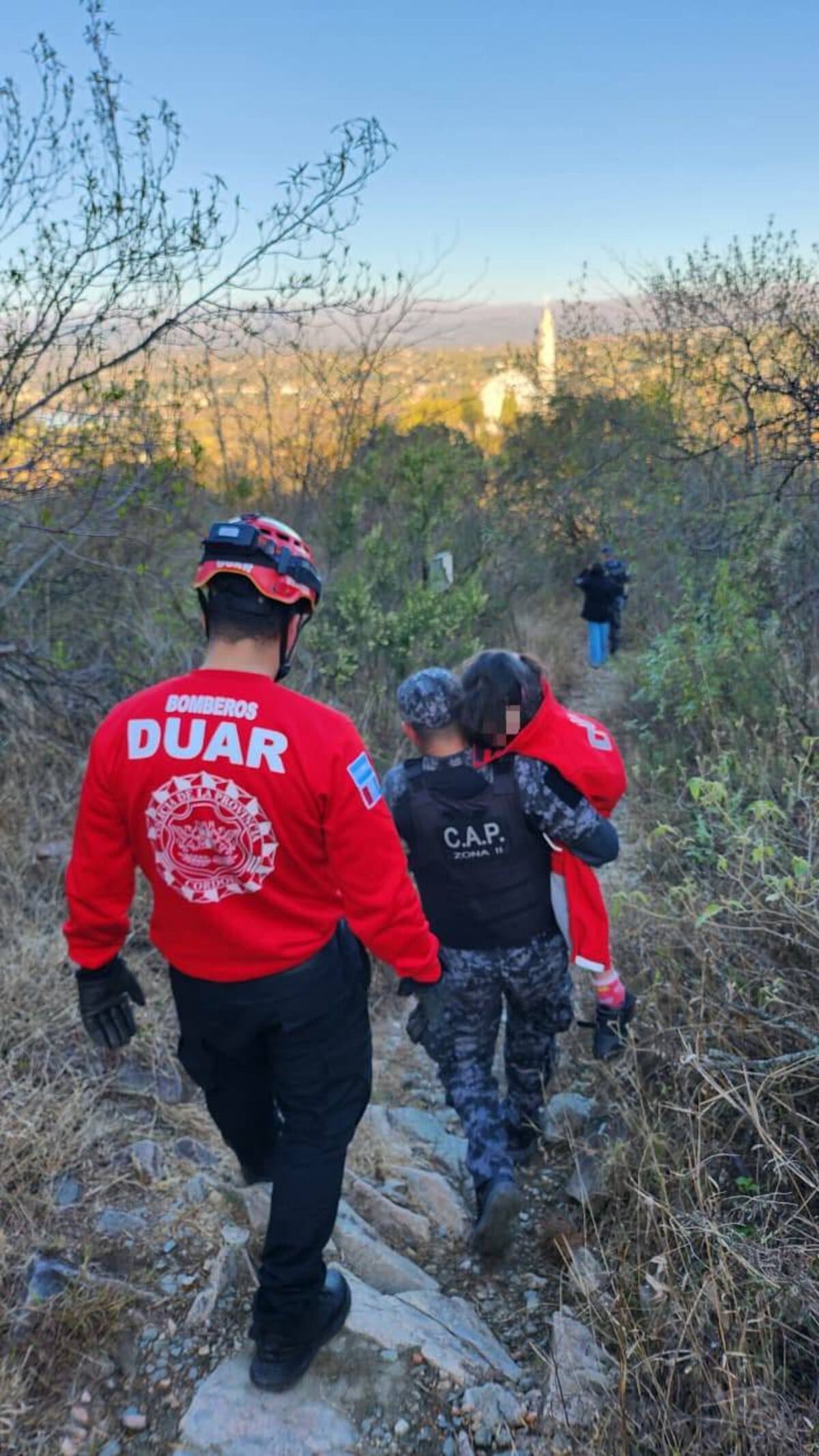El Duar rescató a una mujer y a una nena que se habían perdido en San Roque, Punilla. (Policía de Córdoba)