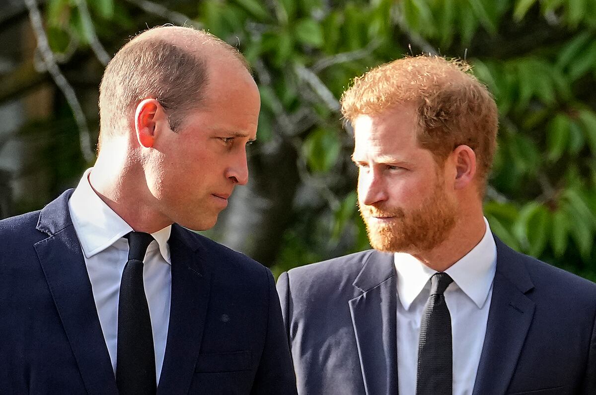 El príncipe Guillermo de Gran Bretaña y su hermano Harry, en 2022. (AP/Martin Meissner/Archivo)