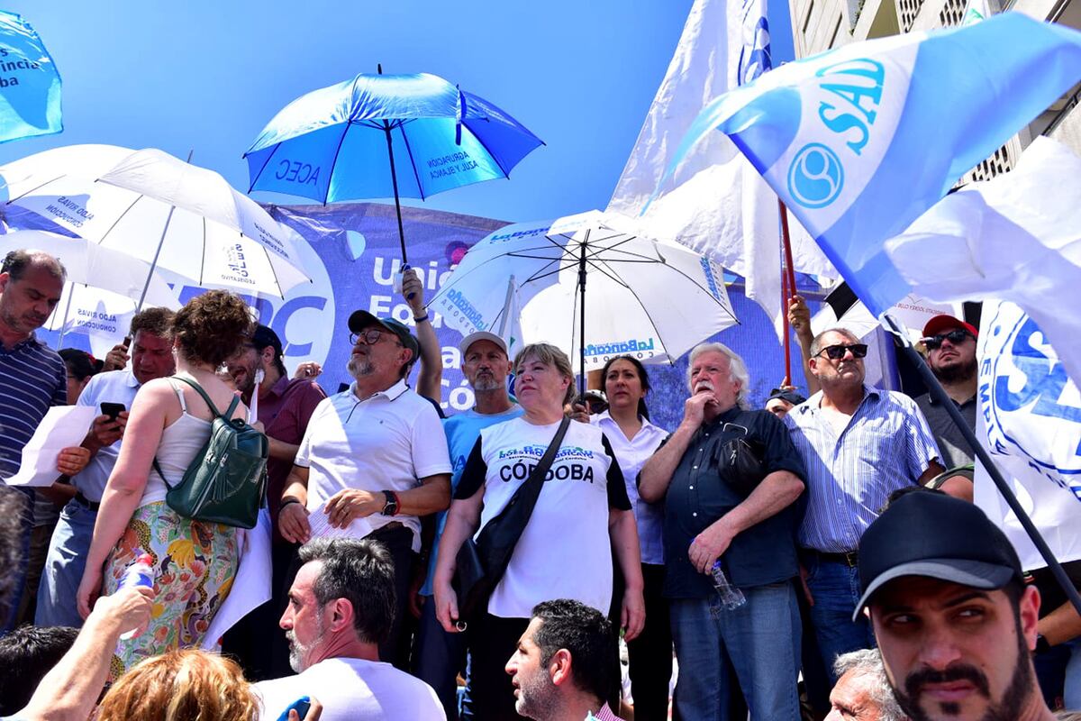 Protesta. A 18 de asumir el nuevo Gobierno provincial, los gremios estatales le hicieron un paro activo, el 28 de diciembre pasado. (José Gabriel Hernández / Archivo)