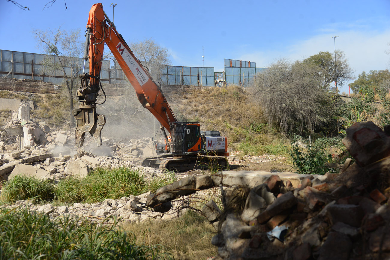 Continúan los trabajos de demolición en el edificio "La Araña", sobre avenida Sabattini. (Nicolás Bravo / La Voz)