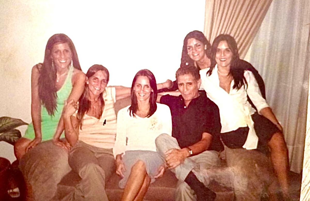 Francisco con sus hijas Verónica , Paola , Soledad, Gisela y Gabriela en 1998, la primera Navidad sin la mamá Alicia.