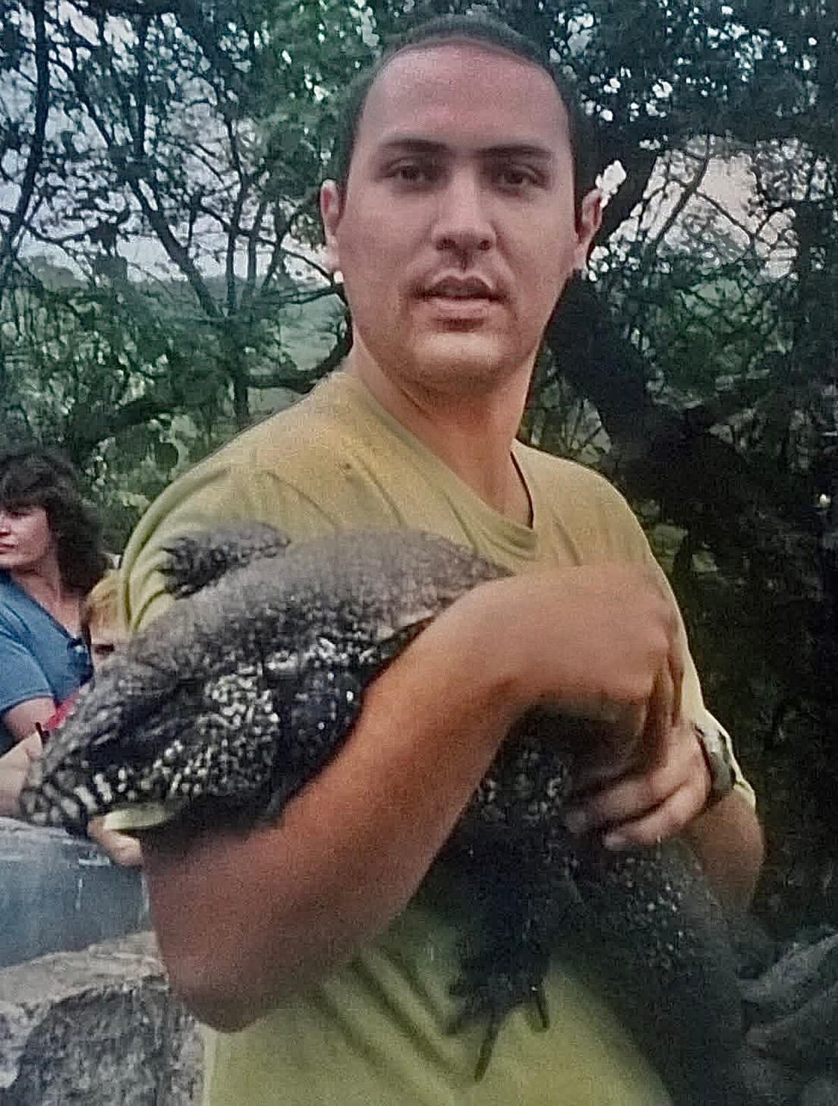 En los tiempos de juventud, Sebastián Ábalos con su iguana Poroto. Salían juntos a la calle. (Gentileza)