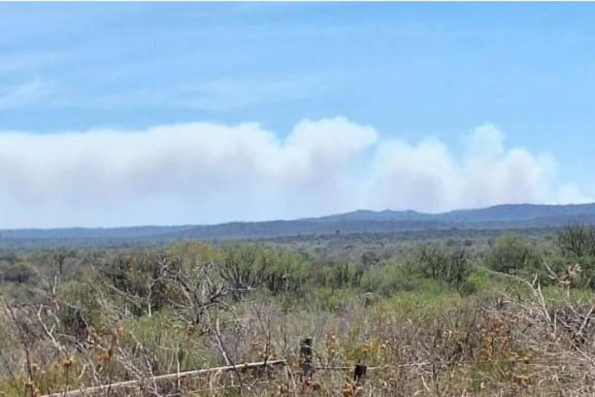 El humo del incendio en Guasapampa. 