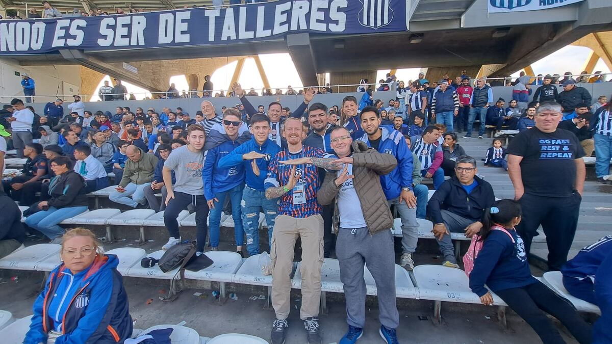 Cameron Hurley, inglés nacido en Newcastle, vivió la experiencia de ir a presenciar un partido de Talleres en el Kempes. (La Voz)