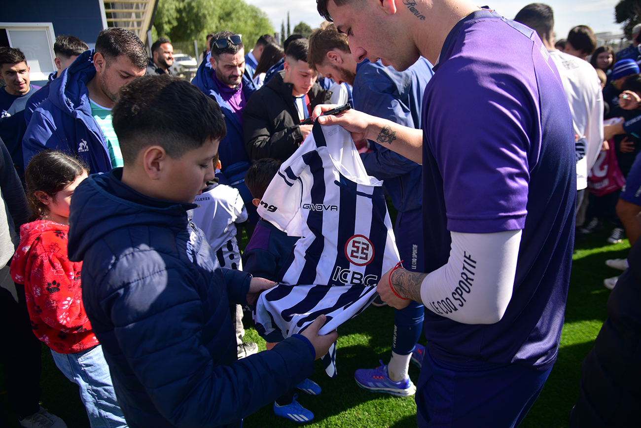 Experiencia Talleres para socias y socios. Pueden acceder a un entrenamiento del plantel profesional y tienen un momento de contacto con futbolistasFoto: Pedro Castillo / La Voz 
