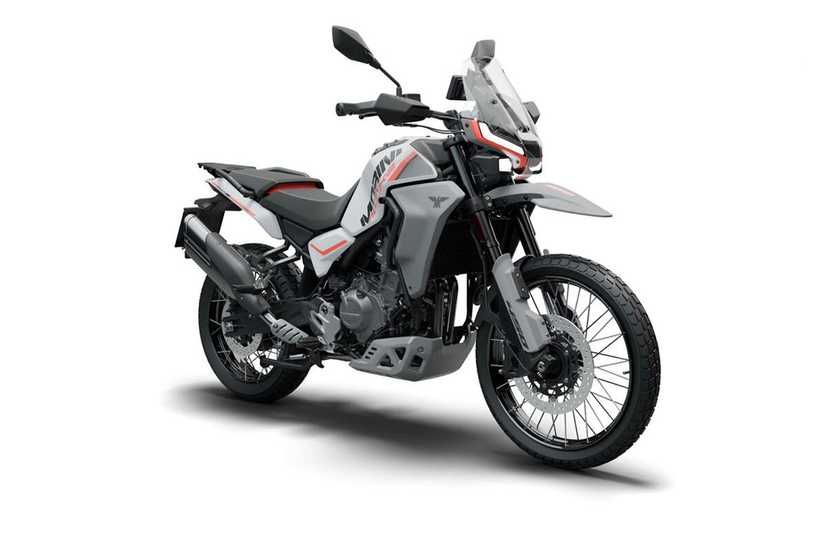 La nueva Moto Morini Alltrhike 450 está disponible en la red de concesionarios oficiales en el país, en color blanco, negro y verde. El precio sugerido es de $ 13.200.000.
