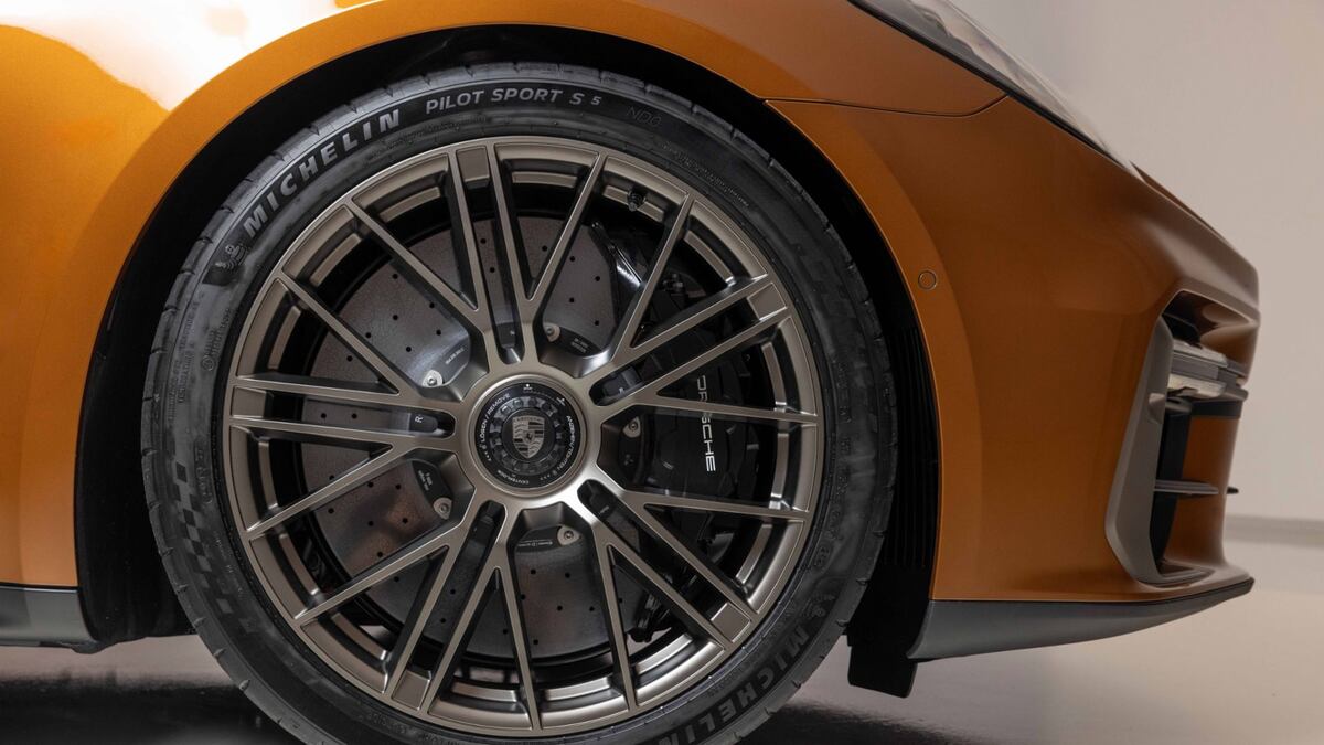 El Panamera se inclina en las curvas, imitando el comportamiento de una motocicleta, hundiéndose en la parte delantera al acelerar y en la trasera al frenar.