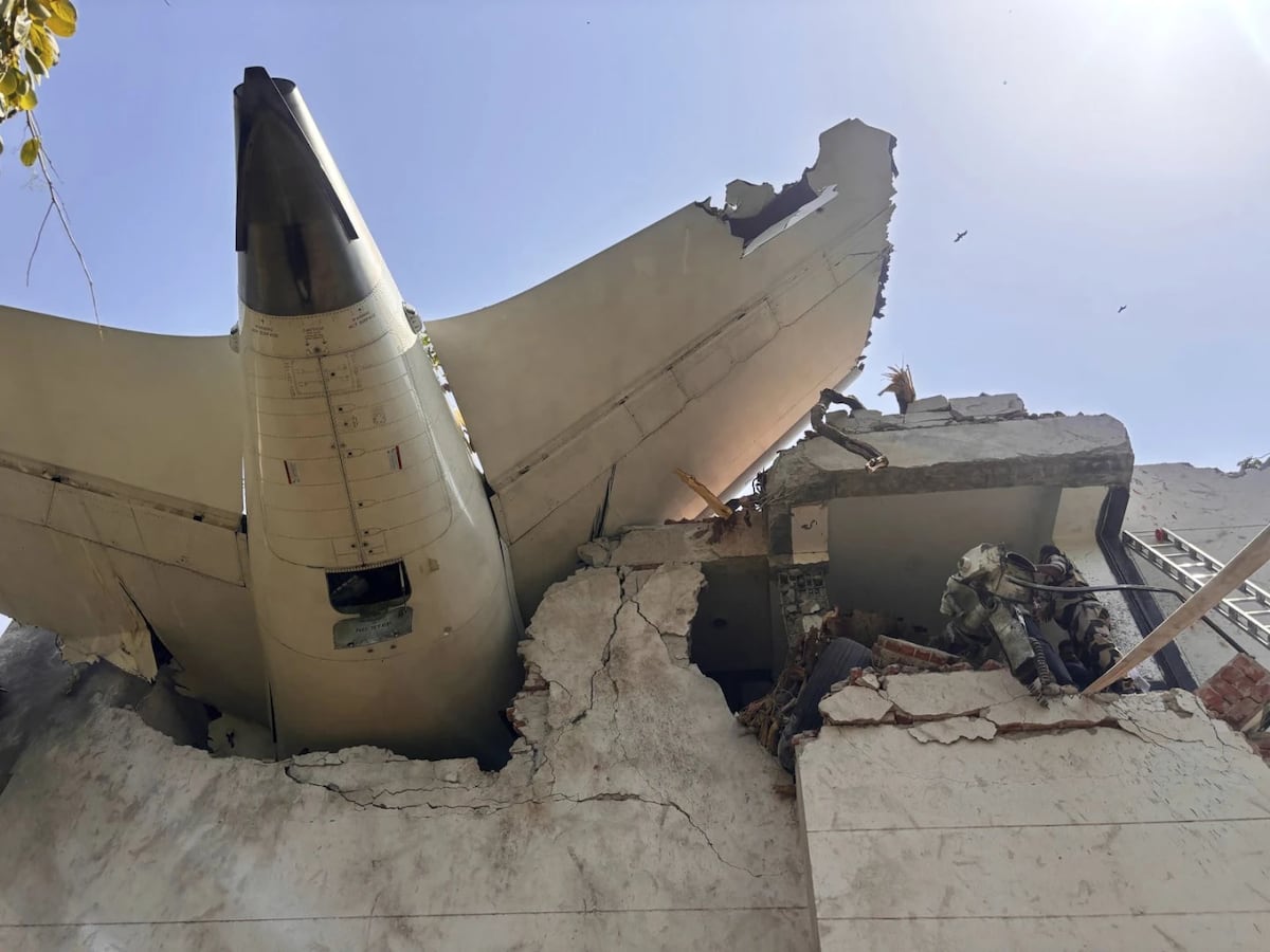 El avión del vuelo AI-171 de Air India chocó cayó sobre una facultad de medicina en Ahmedabad, Gujarat, India. (Foto: AP)