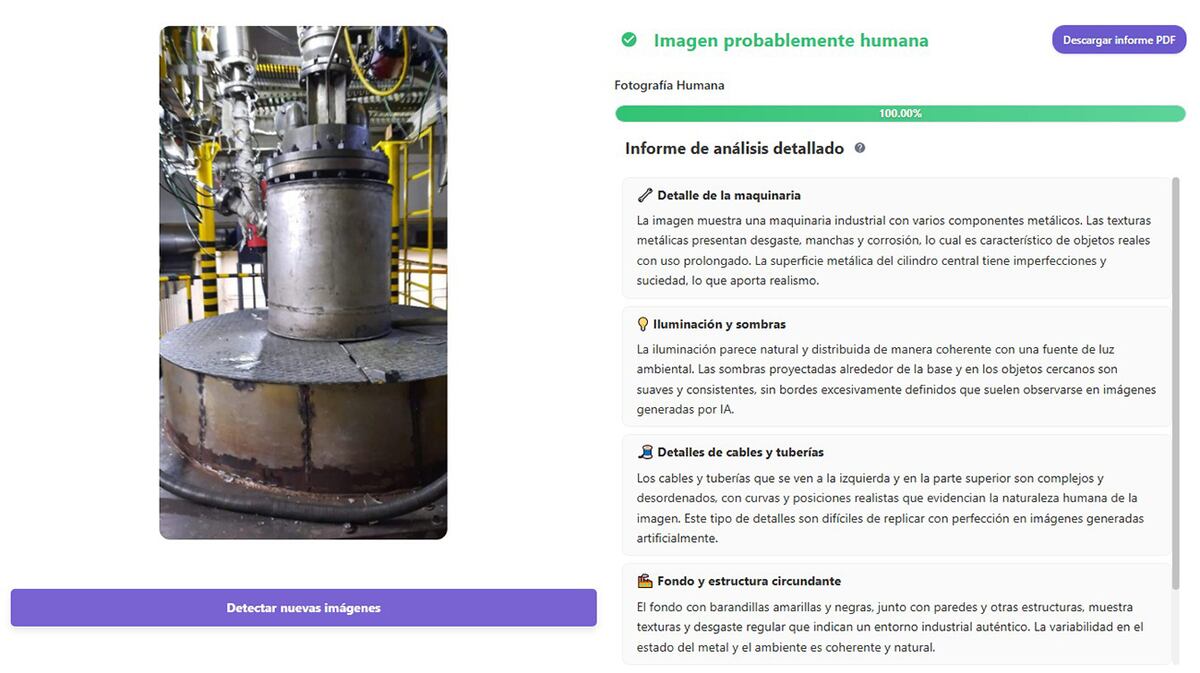 El chequeo determinó que esta foto es real. "Los fragmentos de vidrio sobre la chapa de diamante están dispersos de forma aleatoria. Se observa polvo y fibras blancas (posiblemente material aislante) enganchadas en las asperezas del metal, lo cual es un indicador de un entorno físico real y no renderizado", dice el reporte de Notebook LM.
