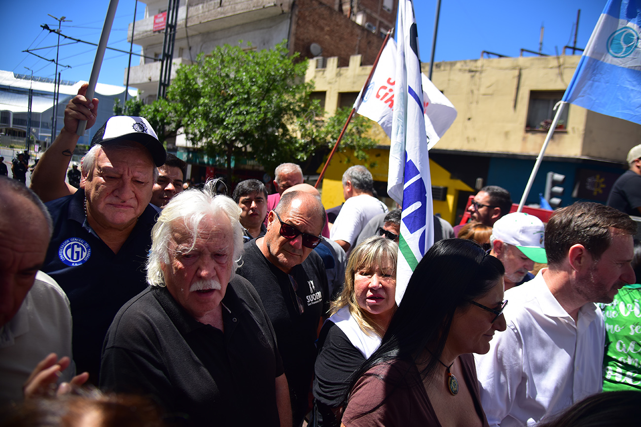 Protesta. Estatales de Córdoba marchan en rechazo al aumento de aportes para la Caja de Jubilaciones. Pedro Castillo  / La Voz