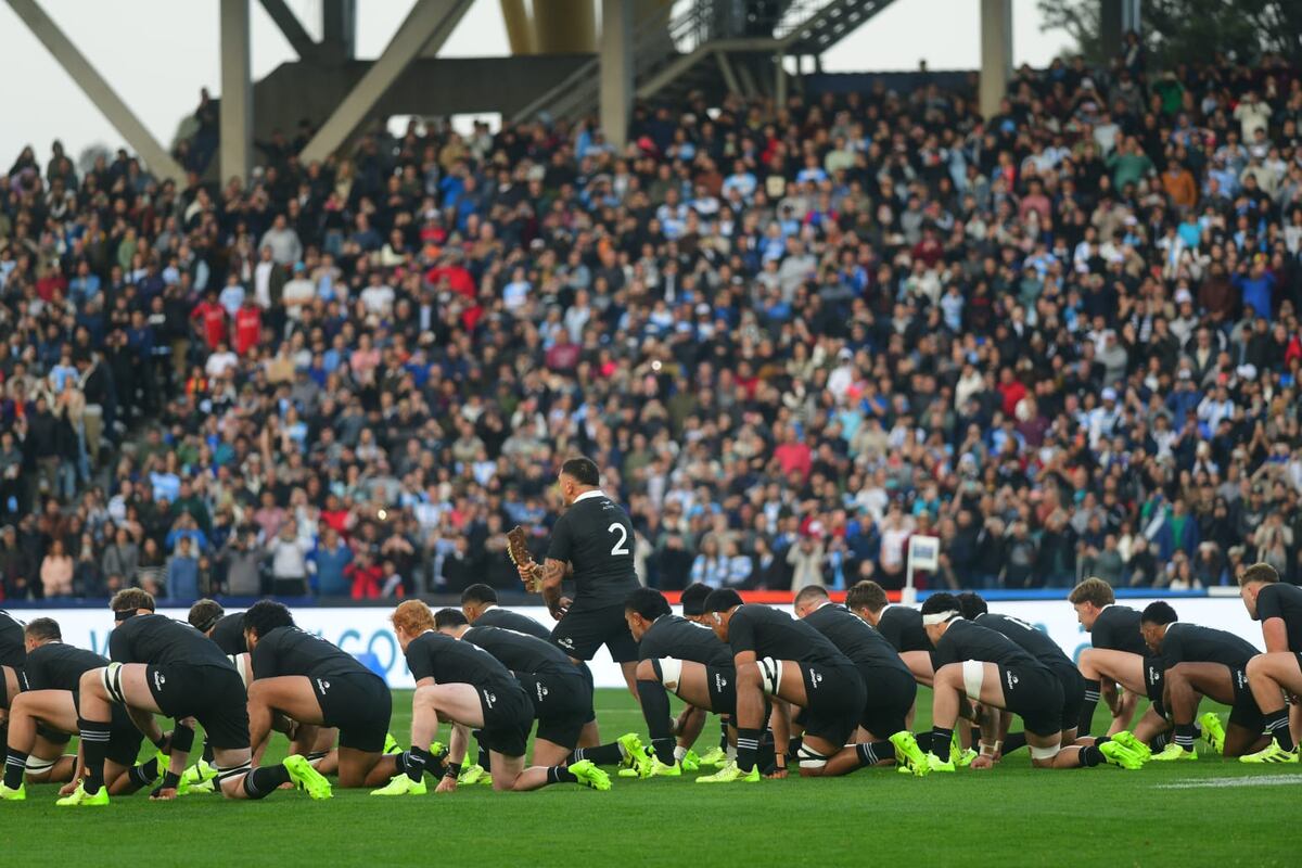 El momento del tradicional haka de All Blacks antes de enfrentar a Los Pumas en el estadio Mario Alberto Kempes. (Nicolás Bravo / La Voz)