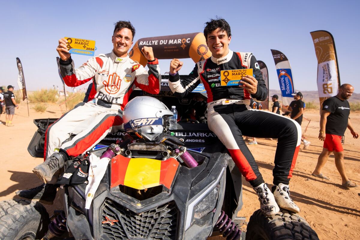 El español Fidel Castillo (a la derecha) y su navegante argentino Anuar Osman, con quien obtuvo el 9° lugar de su división en el pasado Dakar. (Gentileza).