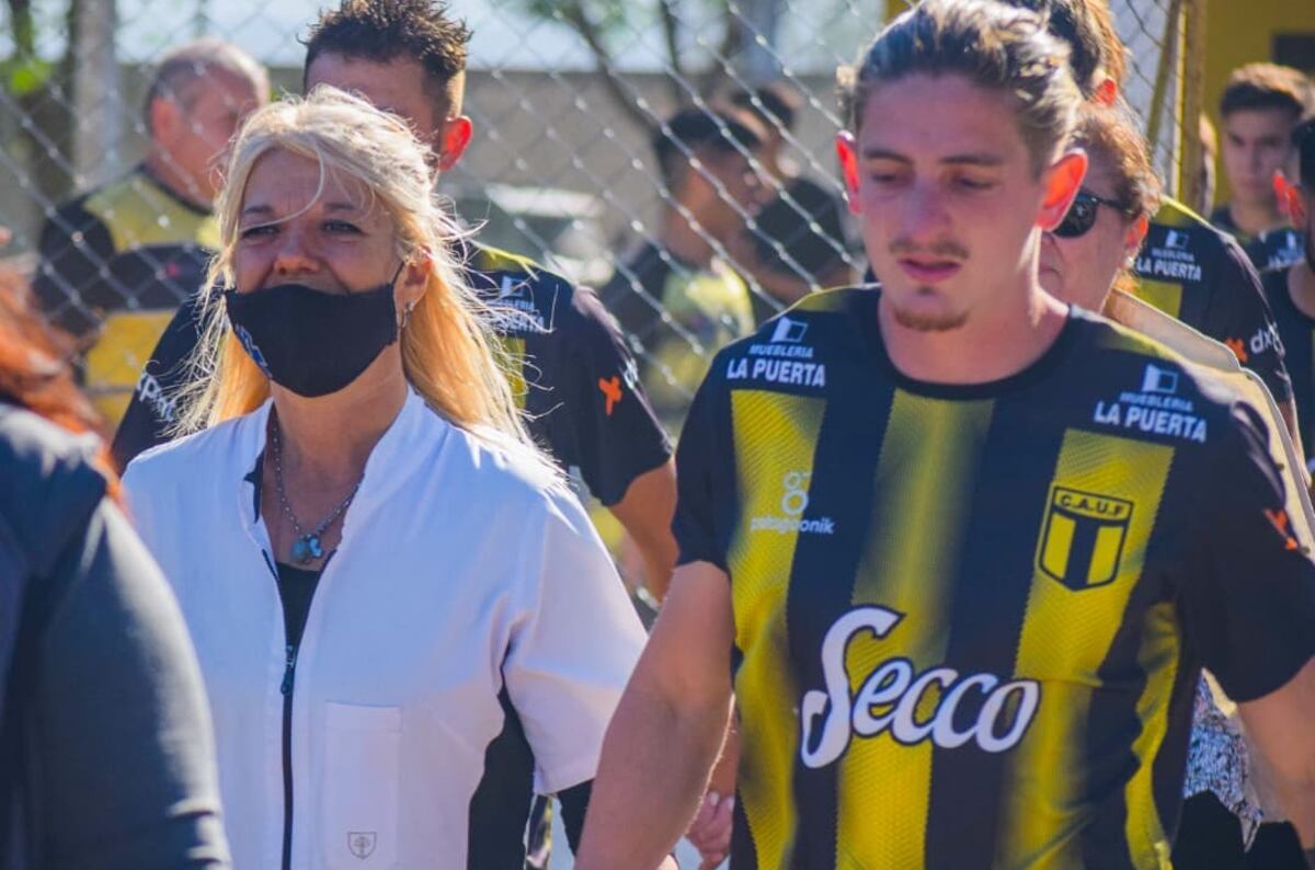 Los jugadores de Primera de Unión Florida salieron a la cancha junto a sus madres. (Prensa Unión Florida).