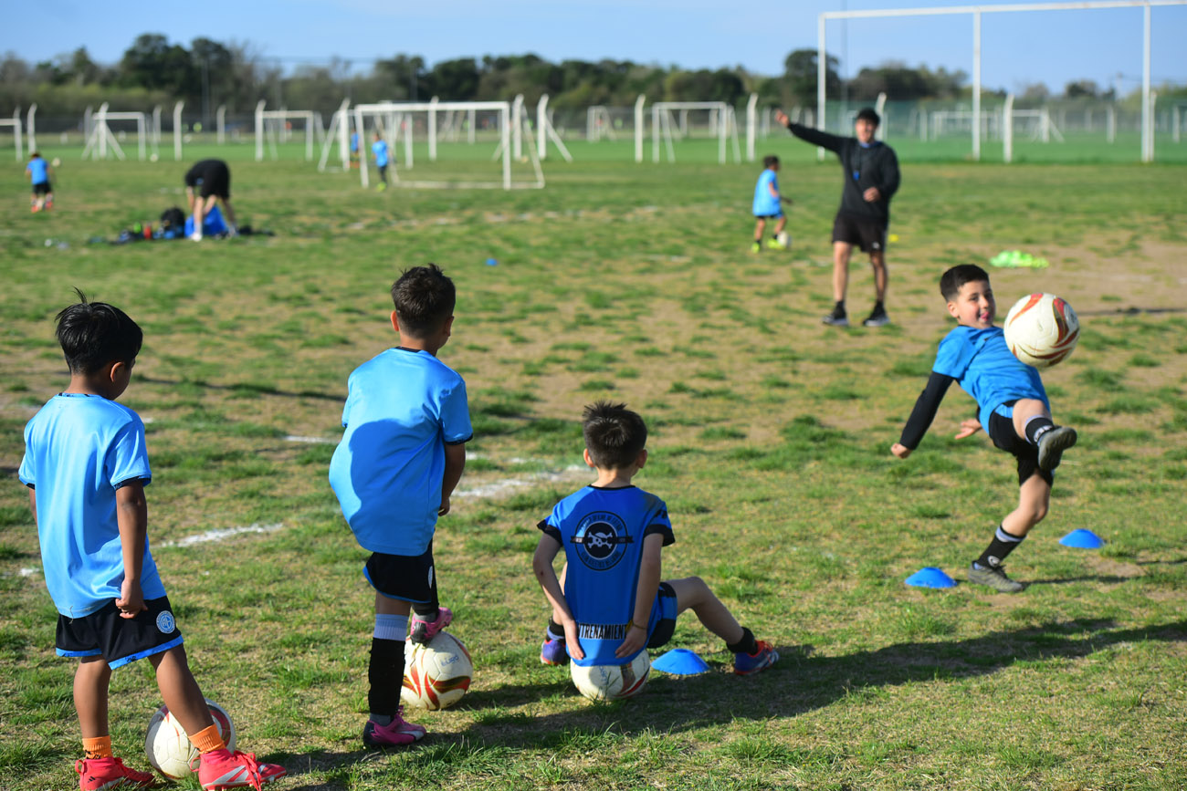 Día de entrenamiento y formación de las escuelas de fútbol de Belgrano en el predio de Villa Esquiú. (Nicolás Bravo / La Voz)