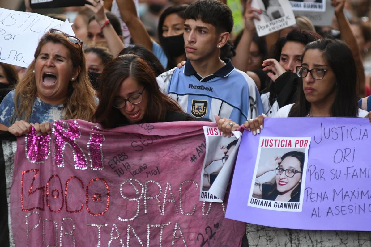 Multitudinaria marcha por el femicidio de Oriana en Río Cuarto. (Tomás Fragueiro/La Voz)