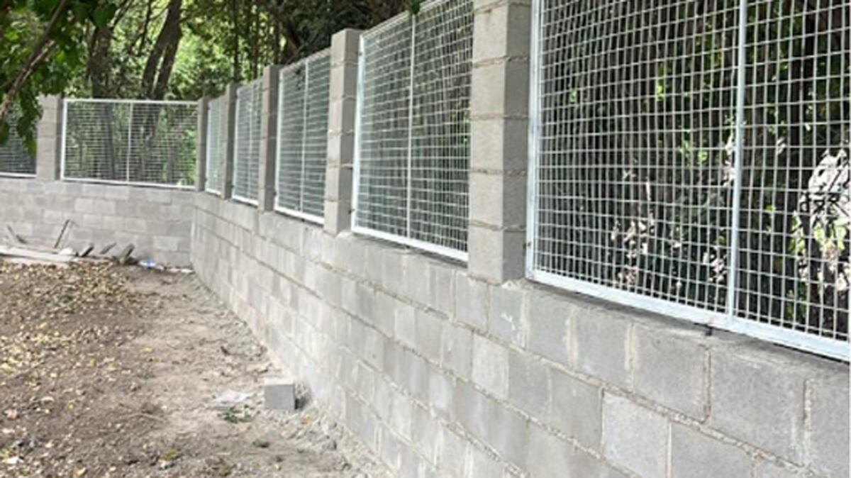 El predio de Racing ya tiene su nuevo muro para dar más seguridad. Además, ayuda a que no ingrese agua a las canchas (Foto: Prensa CAR).