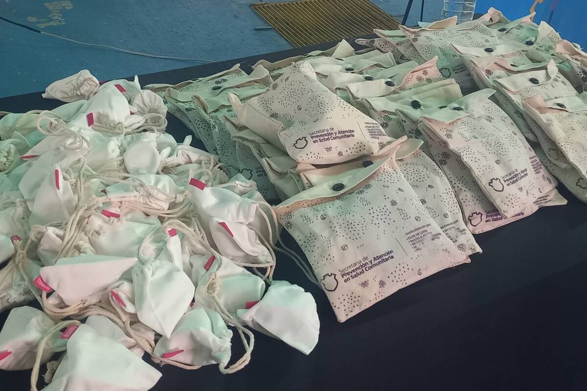 En los talleres de salud menstrual a cargo de la Secretaría de Salud Comunitaria se entregan kits ecológicos a las participantes. (Gentileza Secretaría de Salud Comunitaria)