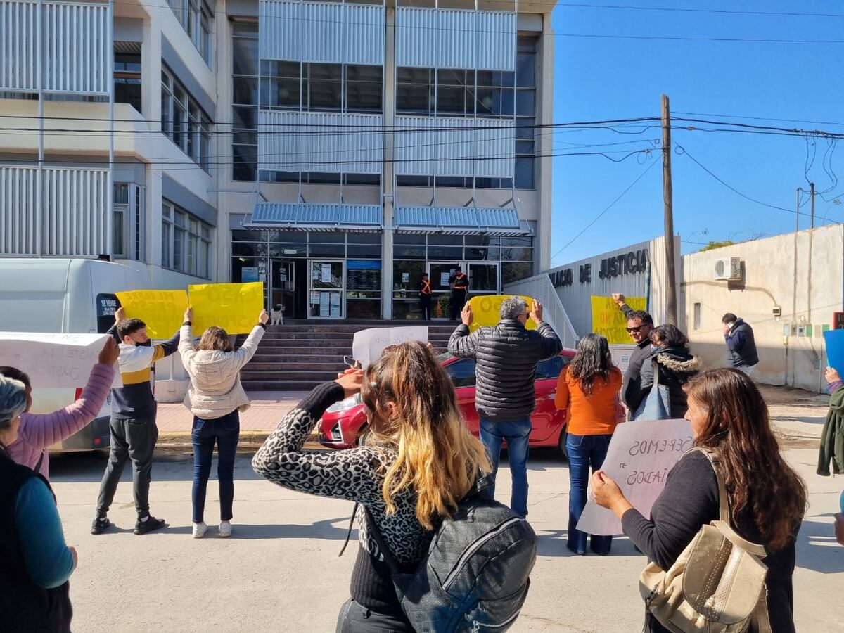 La marcha frente a Tribunales de Villa Dolores (La Voz)