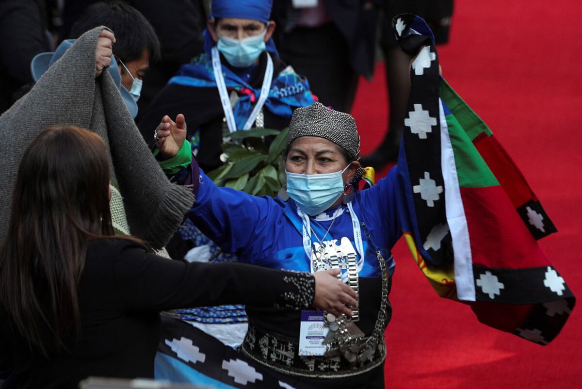 Elisa Loncon, representante de la Asamblea Constituyente Indígena Mapuche, levanta los brazos luego de ser elegida presidenta de la Asamblea Constituyente durante la sesión inaugural de la Convención Constitucional en el edificio del Congreso en Santiago de Chile (AP)