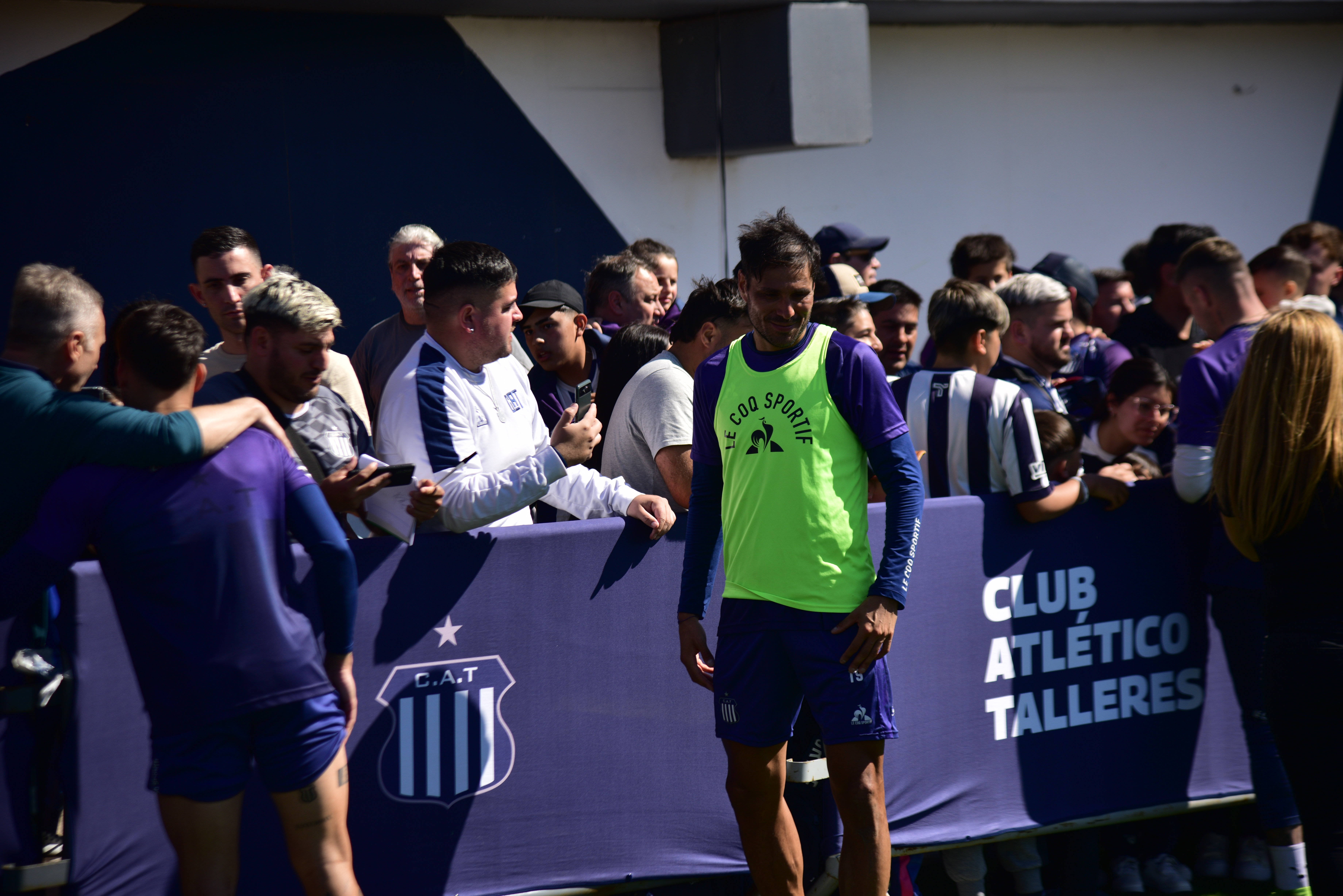 El plantel de Talleres con los socios que fueron a la práctica. (Pedro Castillo / La Voz)