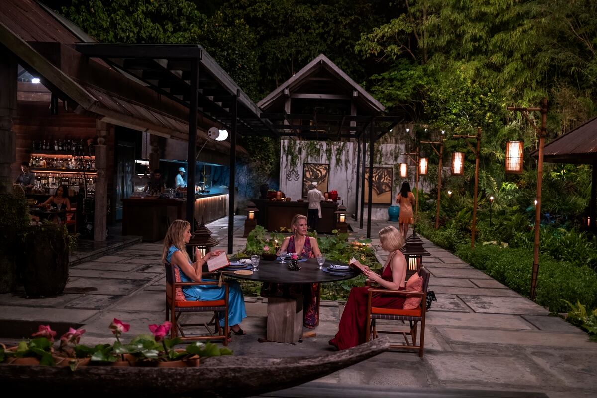 Una cena tensa del resonante trío de amigas de la tercera temporada de "The White Lotus". (Max/ Fabio Lovino)