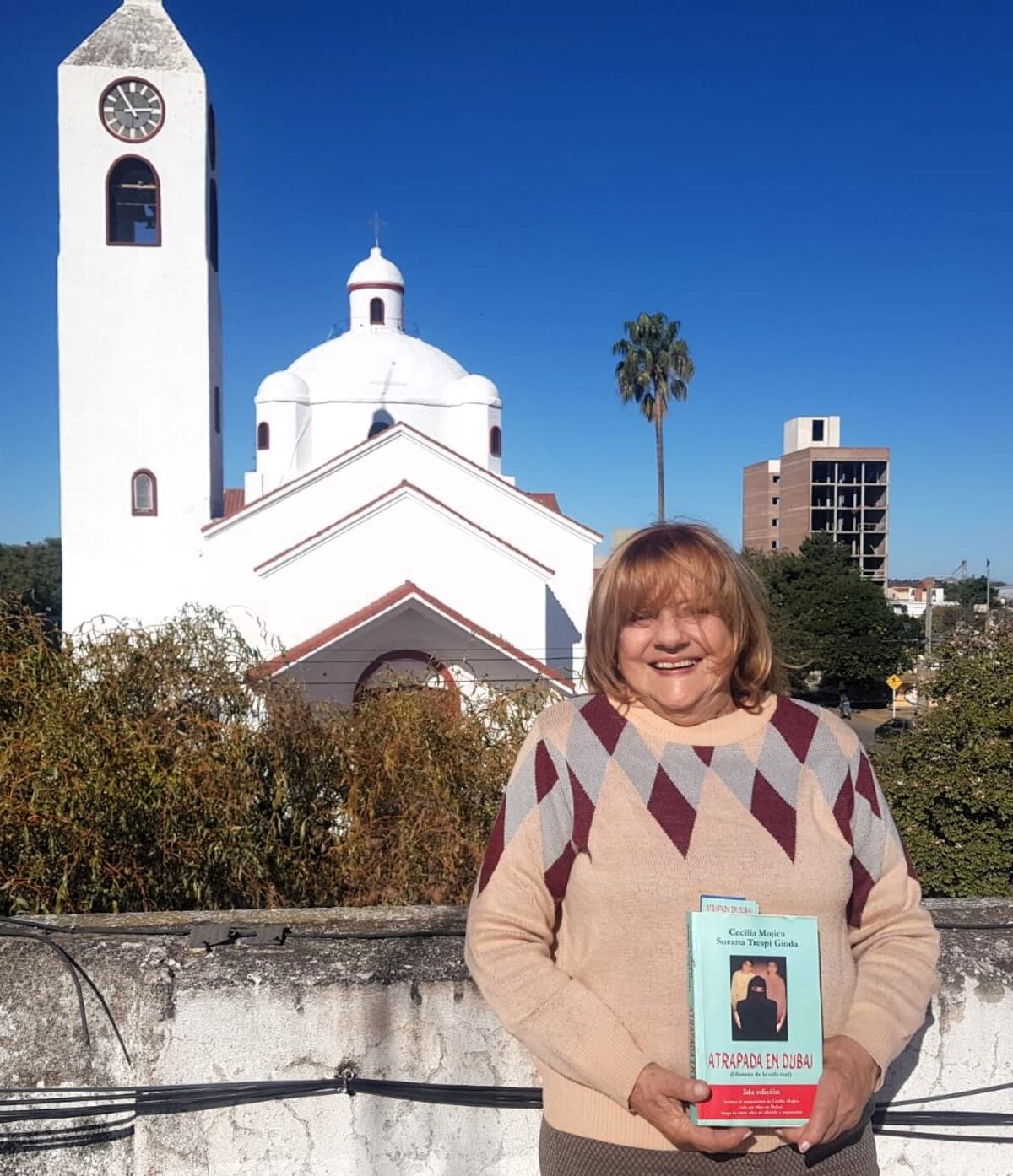 Susana Trespi con su reeditado libro "Atrapada en Dubai".