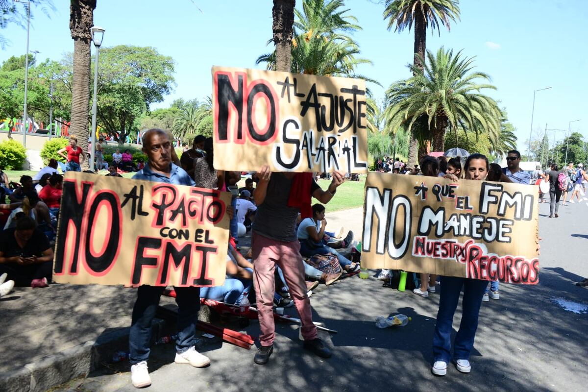 Protesta manifestacion de organizaciones sociales frente al Ministerio de Economía y Finanzas en la plaza España 3 marzo 2022