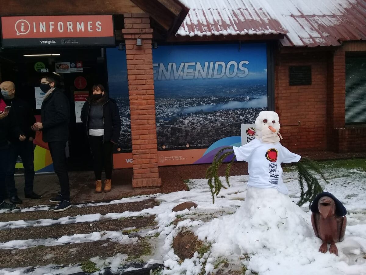 Un muñeco en la oficina de informes. (El Diario de Carlos Paz)