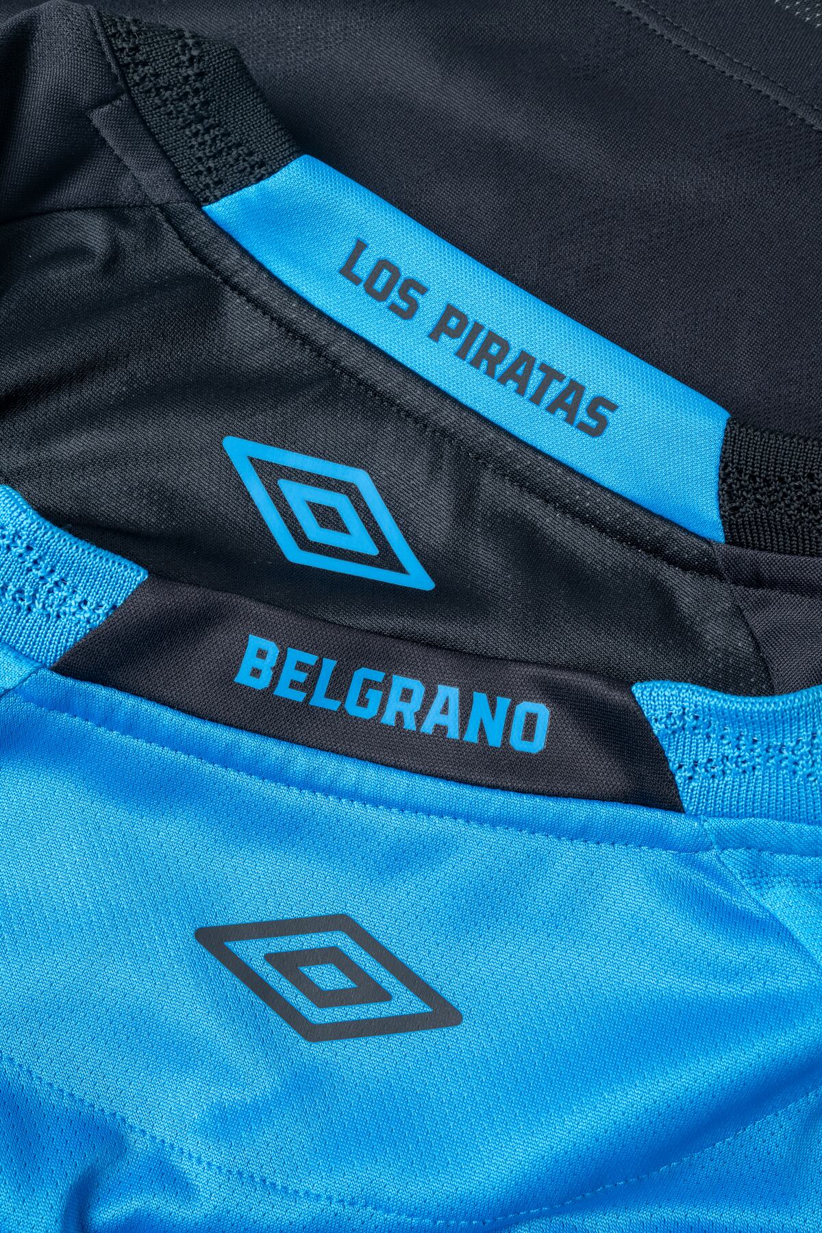 Las fotos de Belgrano con los detalles de sus nuevas remeras. (Prensa Belgrano)