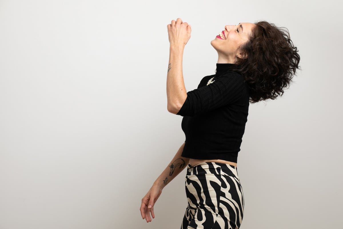 La cantautora, poeta y artista visual se siente cómoda en una rutina que contempla diferentes proyectos artísticos. (Gentileza Catalina Bartolomé).