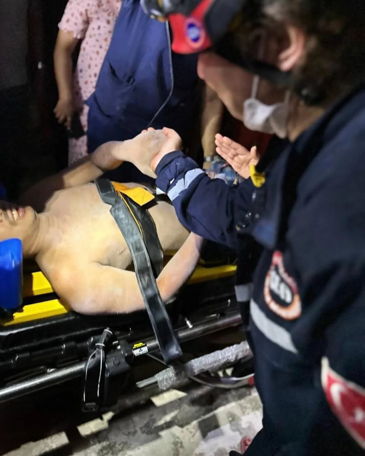 Milagroso rescate en Myanmar de un trabajador de un hotel que estuvo 5 días sepultado por escombros.