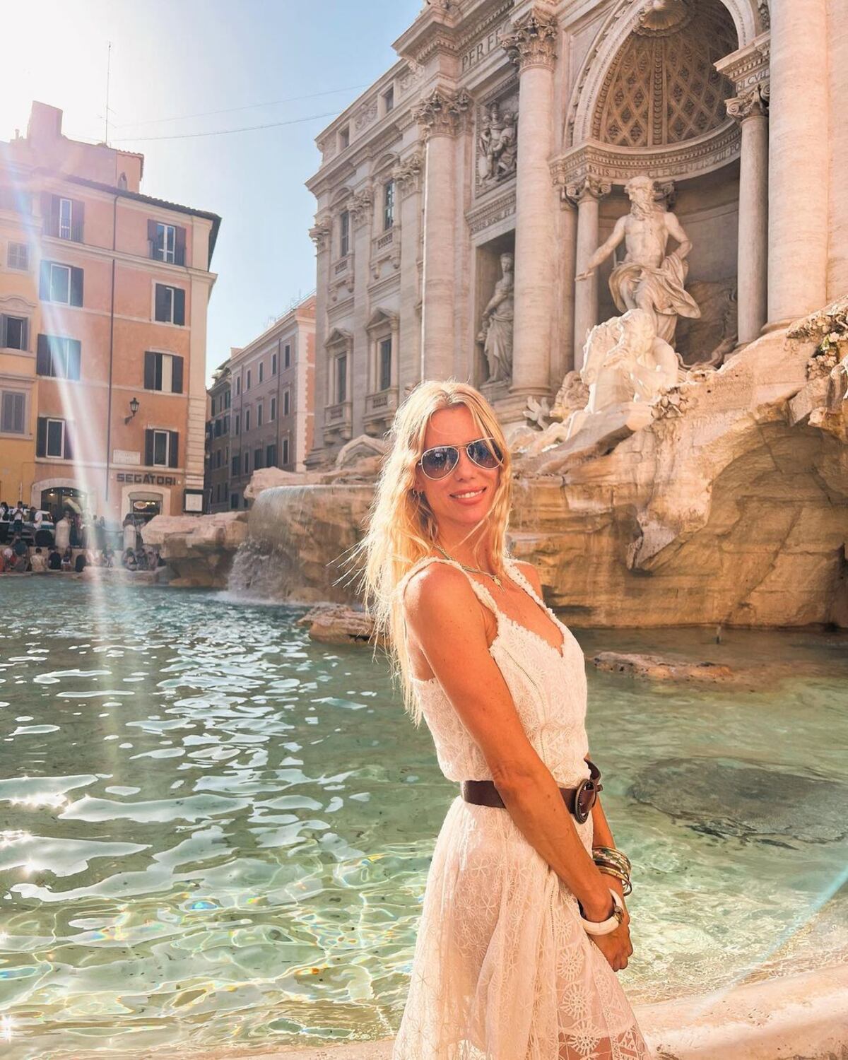 Posó desde la Fontana di Trevi