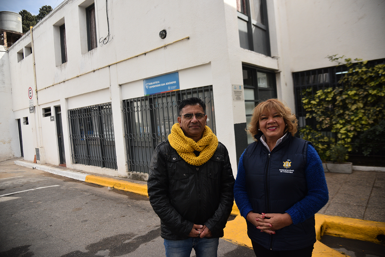 Julio Melian, coordinador de la biblioteca del cementerio San Jerónimo, junto a otras de las bibliotecarias al ingreso del espacio. (Foto: Pedro Castillo/LaVoz)