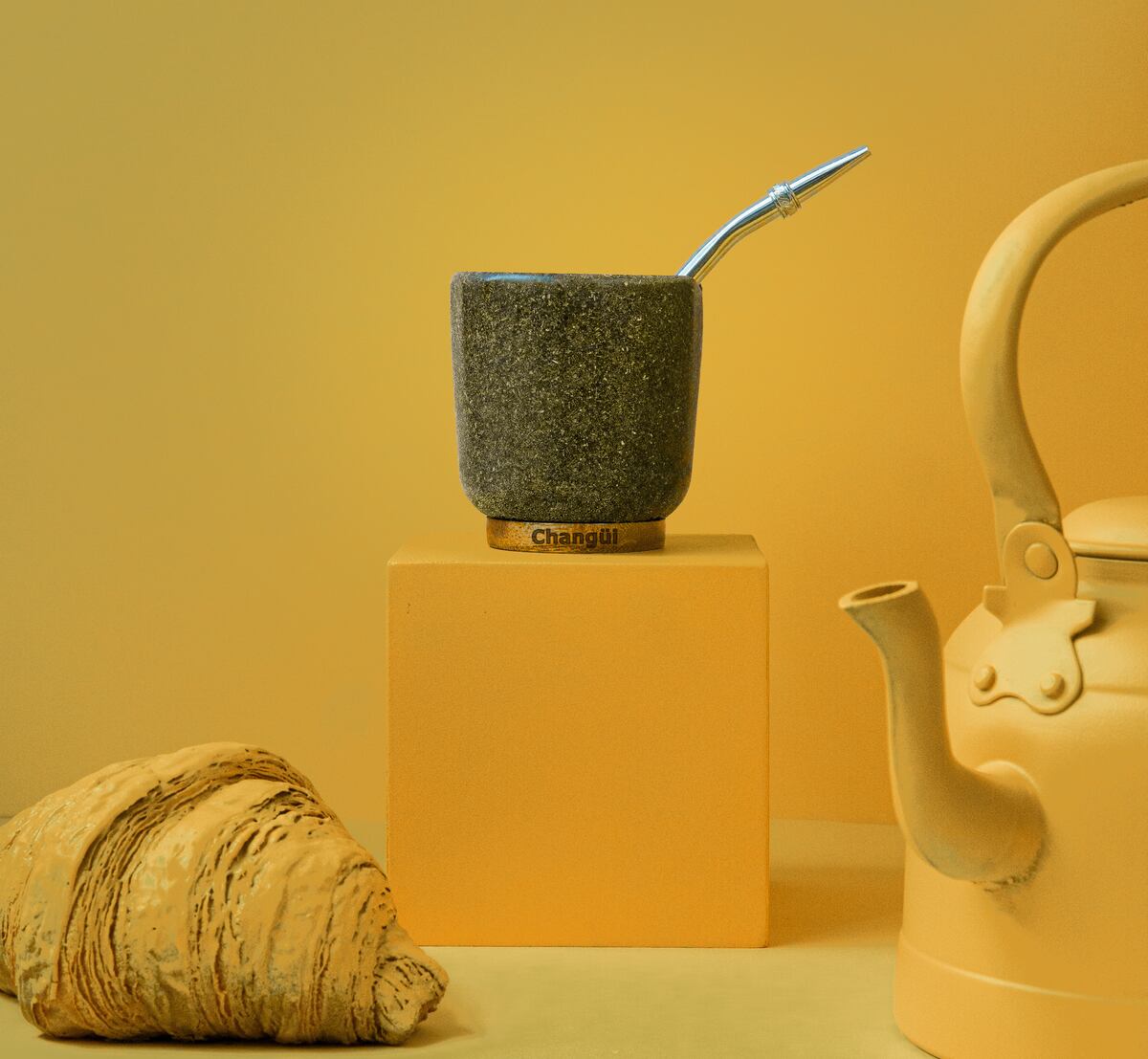 El mate Changüí se elabora a través de un proceso que es polvo de yerba, con una especie de resina epoxy, matrices, esto se compacta con calor y, luego de 24 horas de secado, ya se conforma el cuerpo del mate. (Gentileza Changüí)