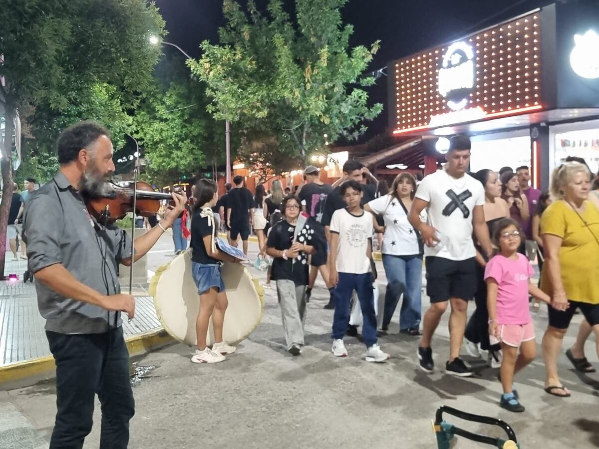 Familias en las arenas del río de los Sauces, en Nono, en el valle de Traslasierra (La Voz)