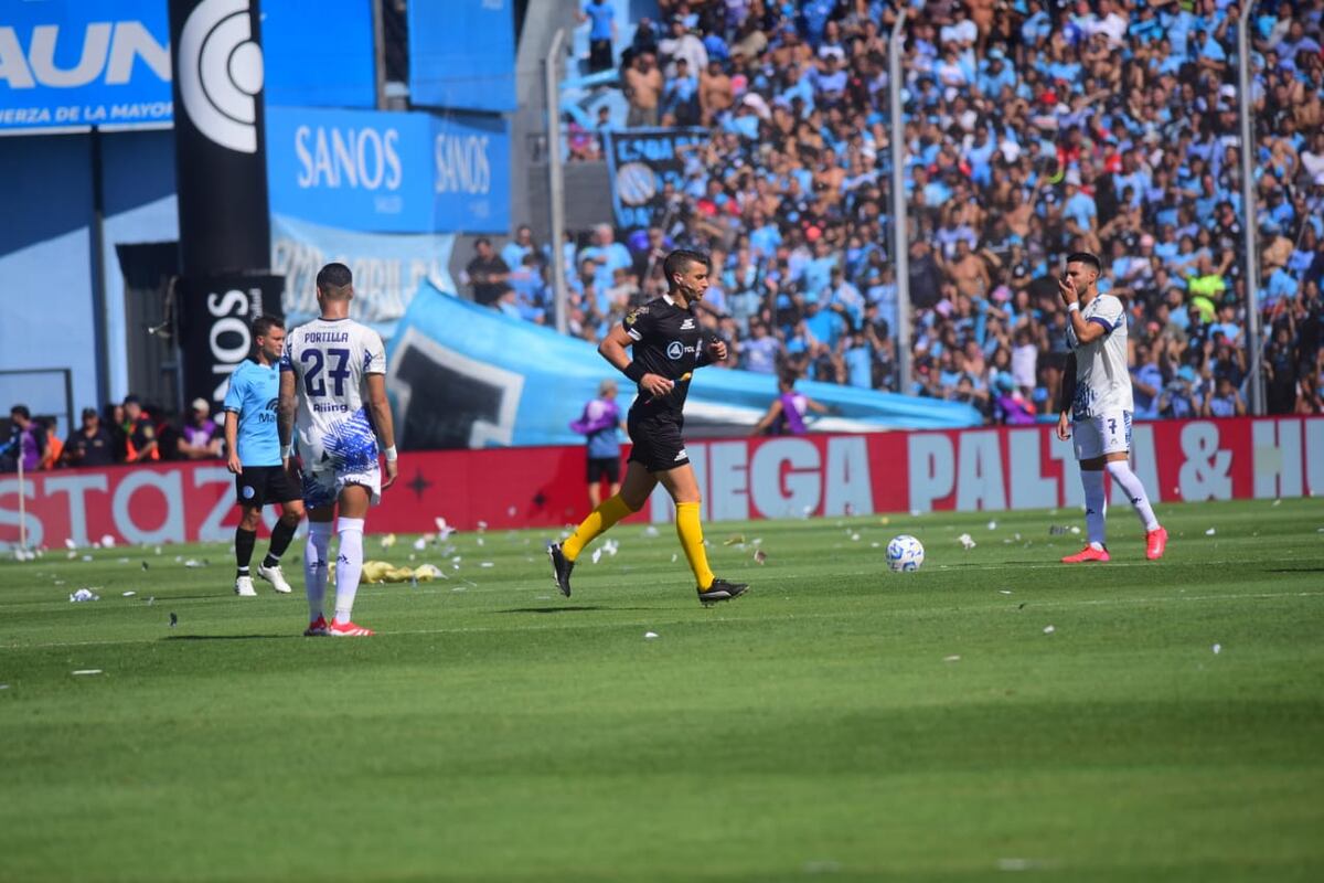 Sebastían Zunino, el flojo árbitro del clásico cordobés. (Javier Ferreyra / La Voz)