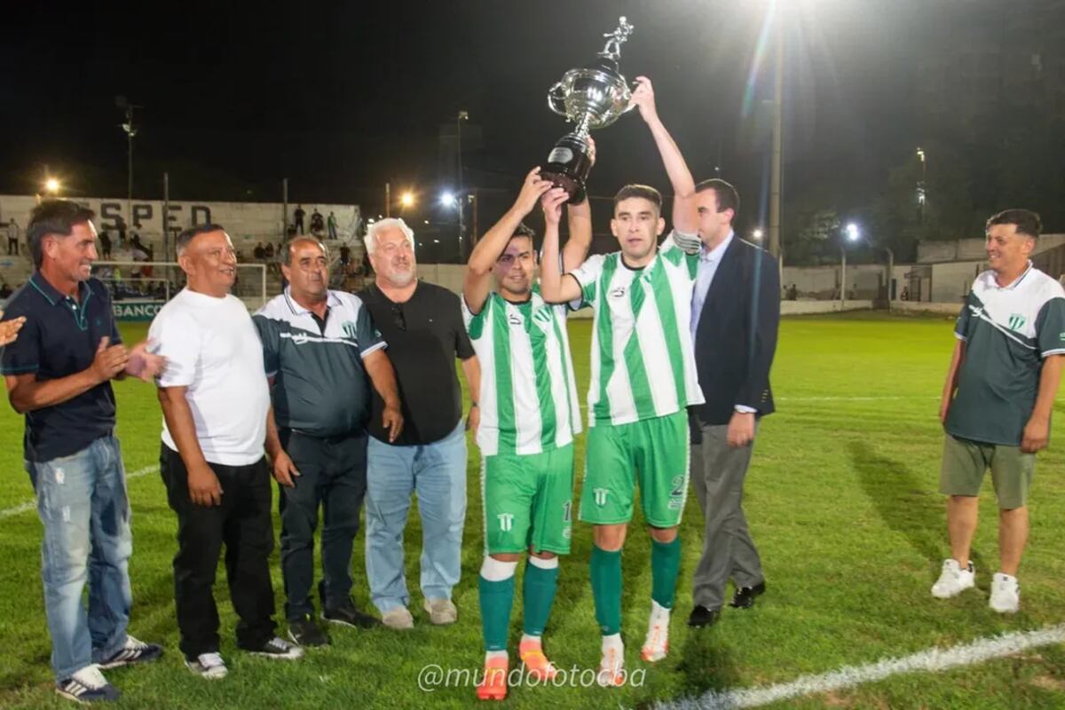 Bella Vista se coronó campeón de la Primera B de la Liga Cordobesa. Kevin Mariño fue su gran figura y goleador. (Gentileza Instagram Liga Cordobesa de Fútbol / @mundofotocba)