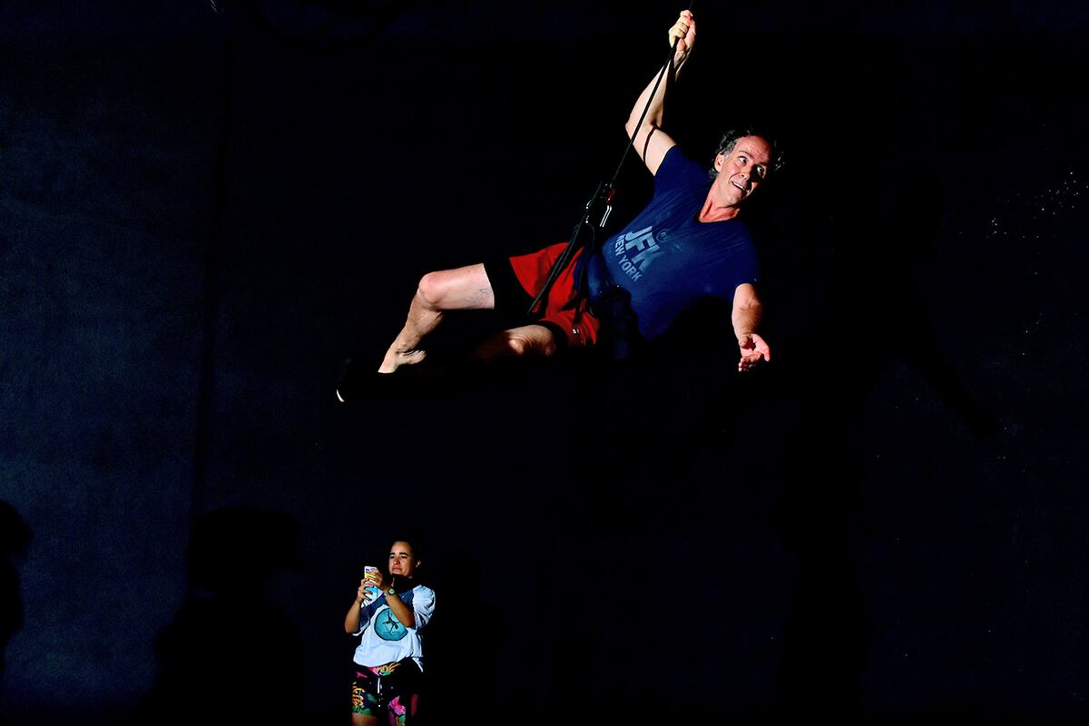 La danza aérea en arnés es una disciplina que combina acrobacia y vuelo utilizando la pared como piso. (Christian Luna/ La Voz)