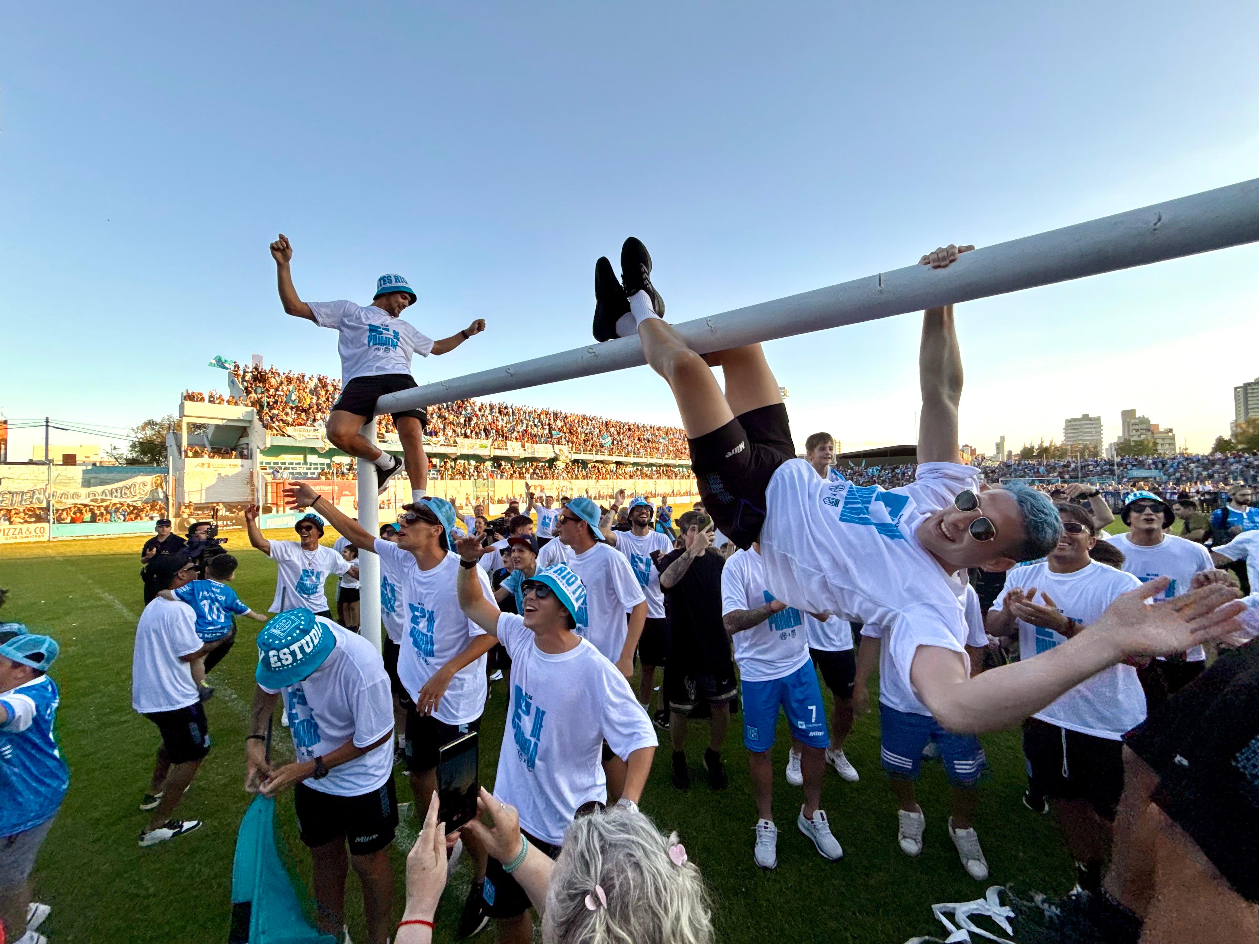 Festejos de los jugadores de Estudiantes de Rio Cuarto por el ascenso a la Primera División del Fútbol Argentino en la cancha de Rio Cuarto.
