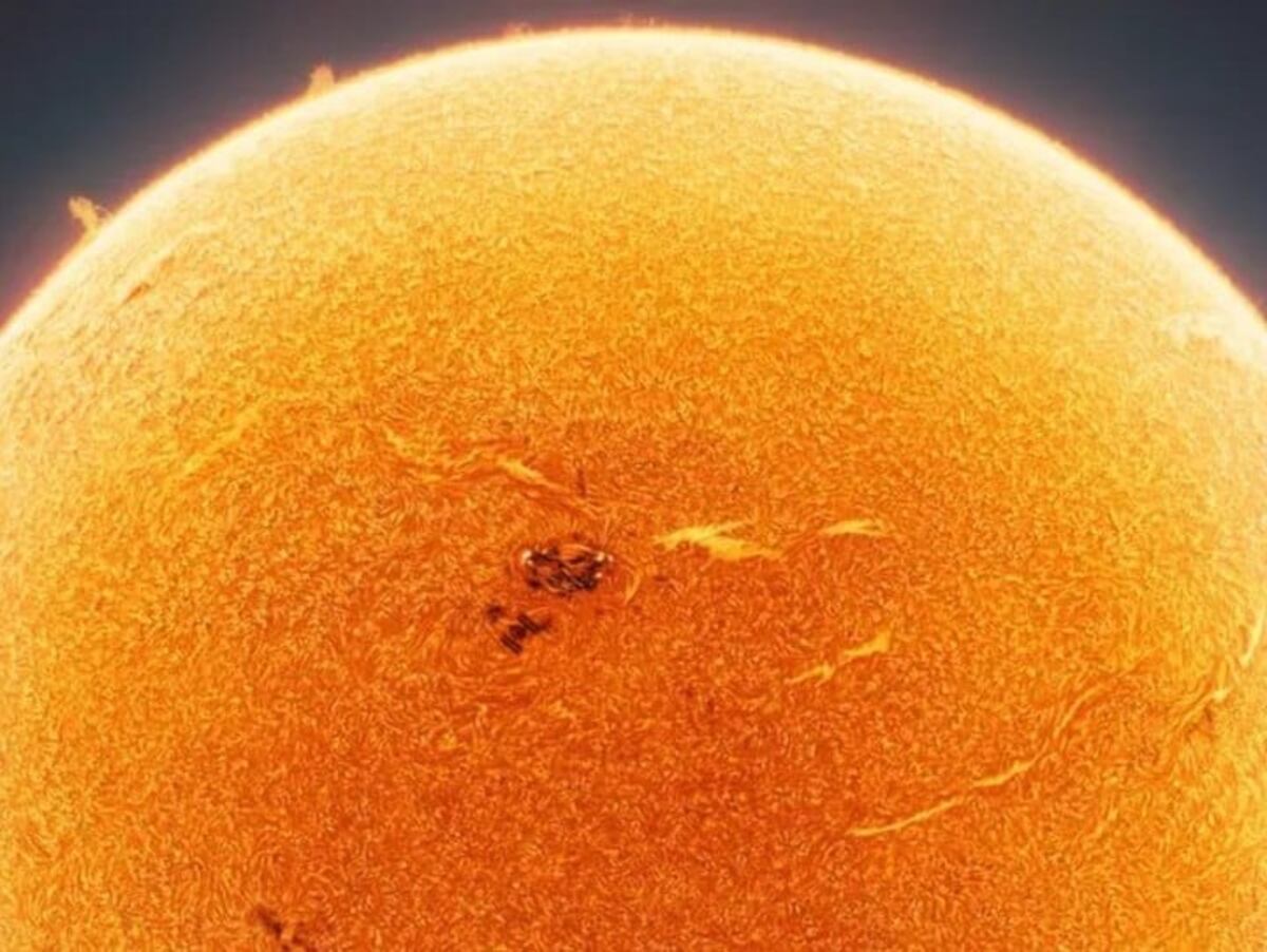 La estación espacial está cerca de esta mancha solar (Andrew McCarthy).