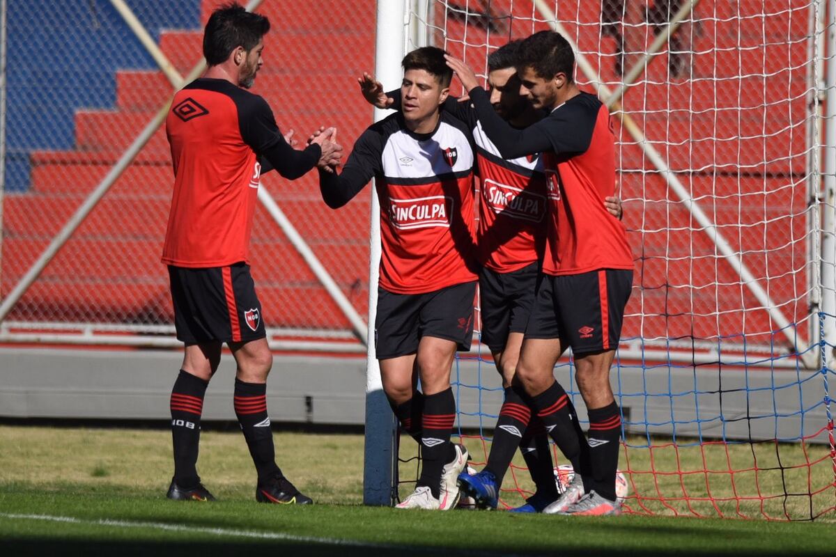Nacho Scocco fue el autor de los dos goles leprosos
