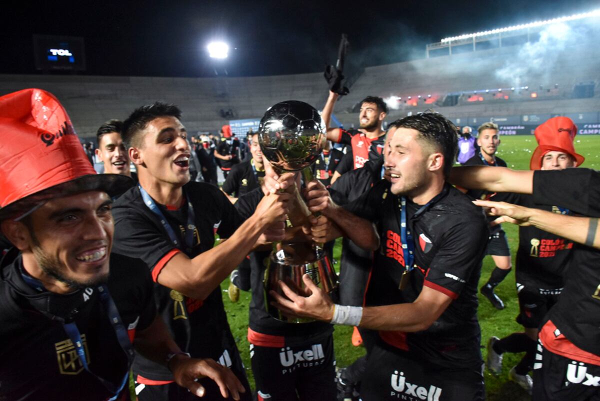Colón de Santa Fe salió campeón por primera vez en su historia, al vencer en la final de la Copa de la Liga Profesional de Fútbol a Racing Club por 3 a 0, en el estadio San Juan del Bicentenario.