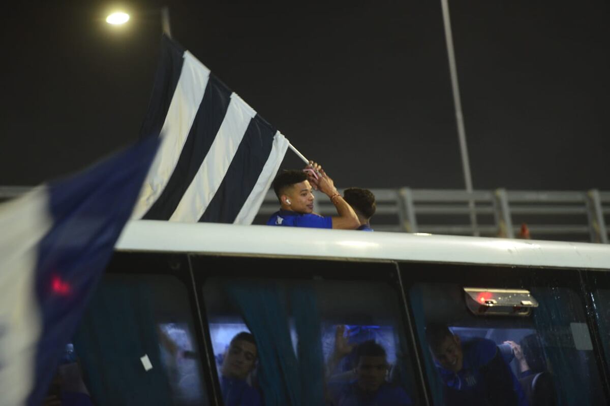 La hinchada de Talleres en el Kempes para recibir al plantel. (Facundo Luque y Javier Ferreyra)