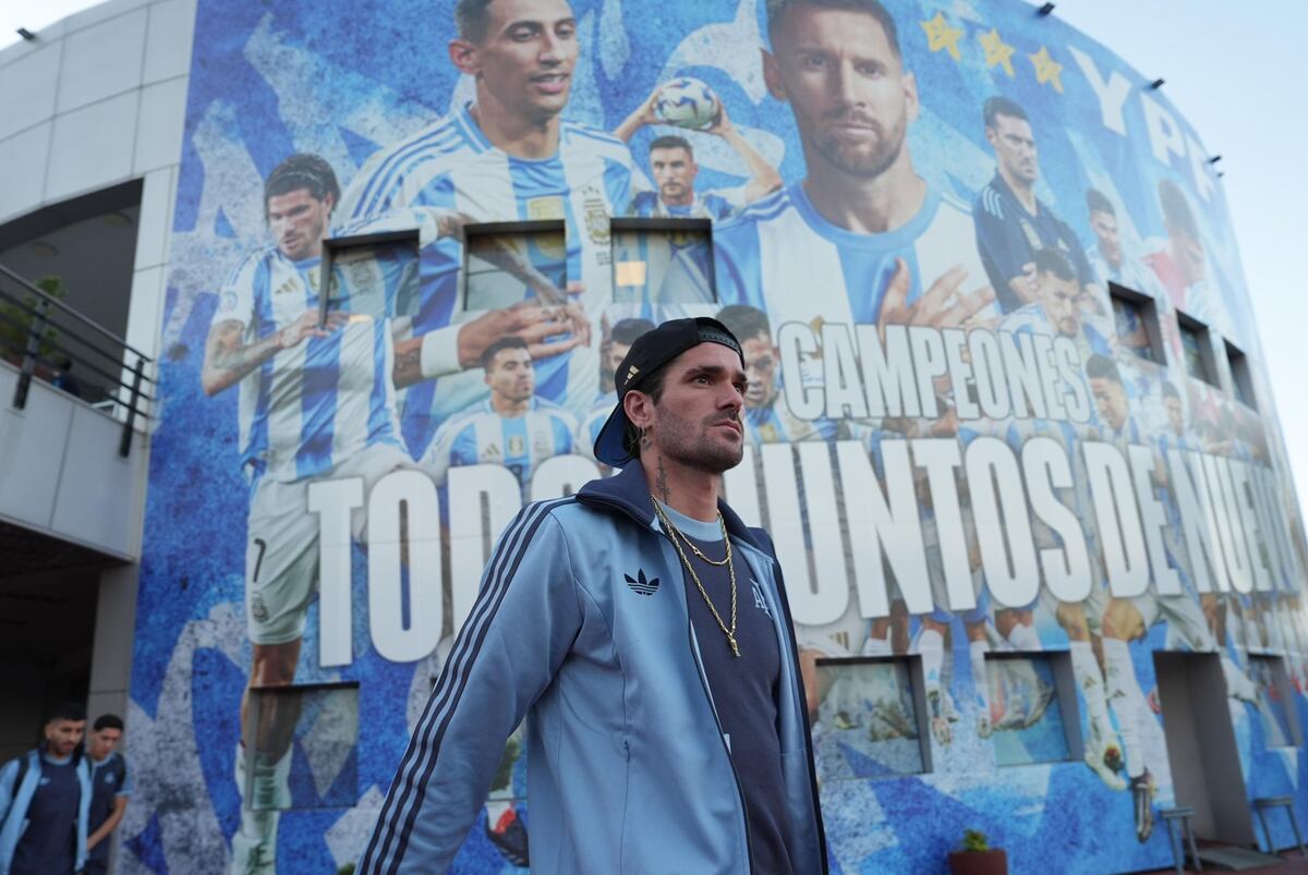 El mural en el predio de la AFA de Ezeiza, que asoma detrás del emblema Rodrigo De Paul, lo dice todo. (prensa selección)